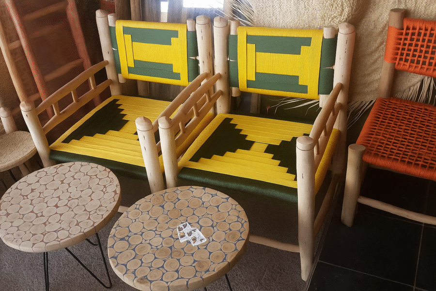 Chaises artisanales en bois et corde tressée