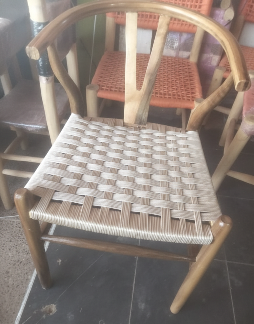 Chaise Courbée au Tressage Robuste