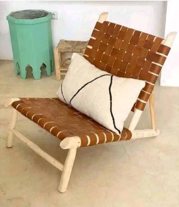 Fauteuil Bas de Salon, Cuir Cognac et Structure en Bois Brut