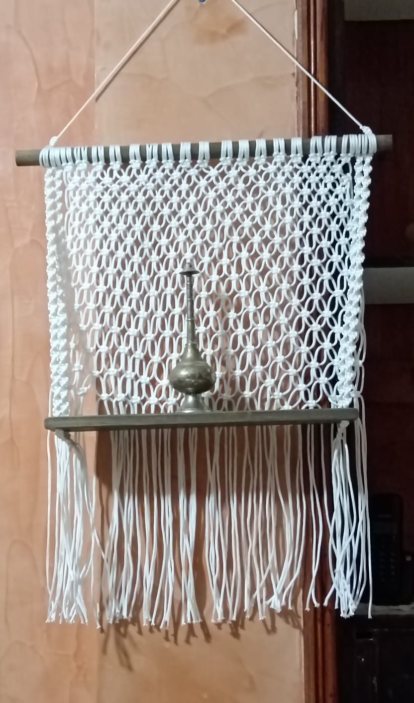 Tissage Macramé Décoratif avec Étagère Intégrée - Fait Main
