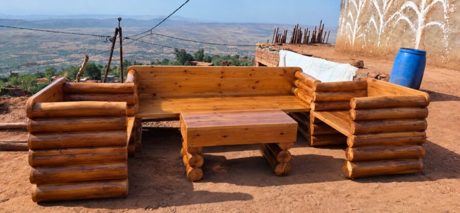 Salon marocain traditionnel en bois avec vue panoramique sur les montagnes