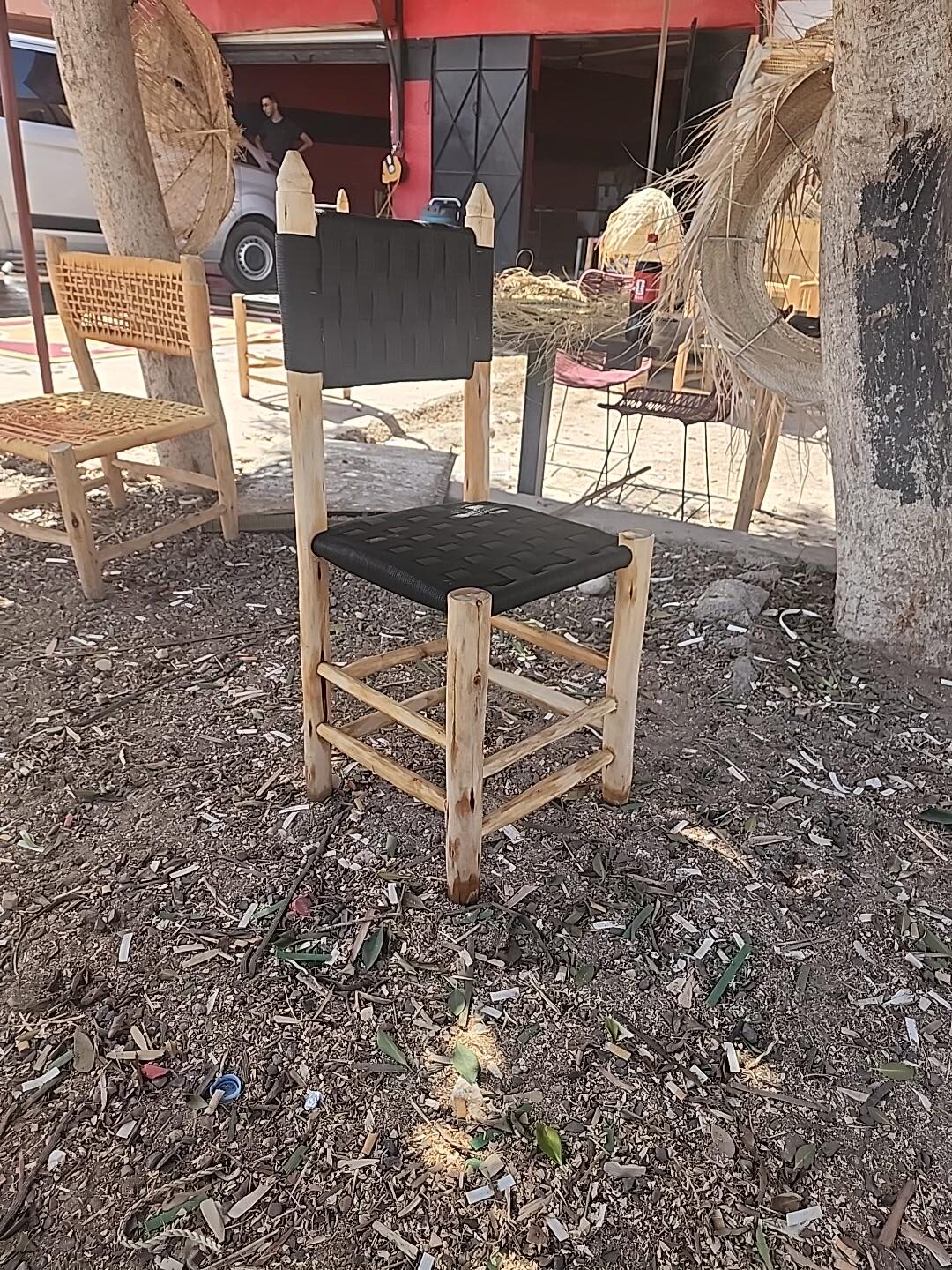 Chaise Artisanale en Bois Brut et Tressage Noir – Style Bobo Marrakech – Image 2